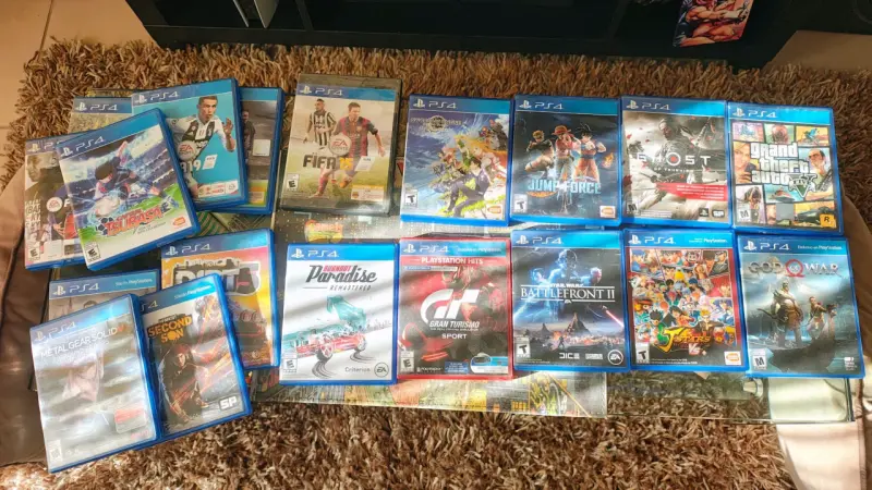 Consola PS4 con juegos y controles - 3
