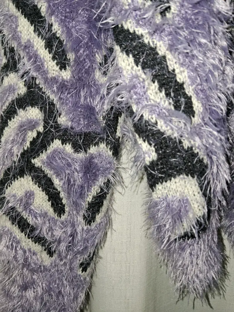 SuéterRapspdia.   Peludo morado y negro - 2