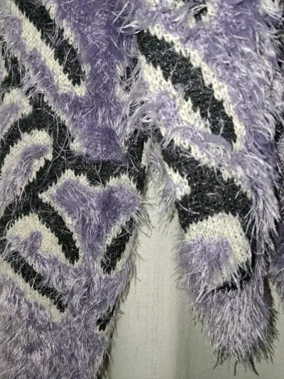SuéterRapspdia.   Peludo morado y negro - miniatura 2