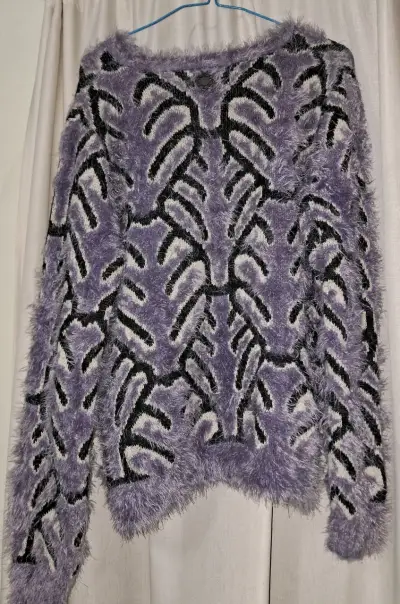 SuéterRapspdia.   Peludo morado y negro - miniatura 3
