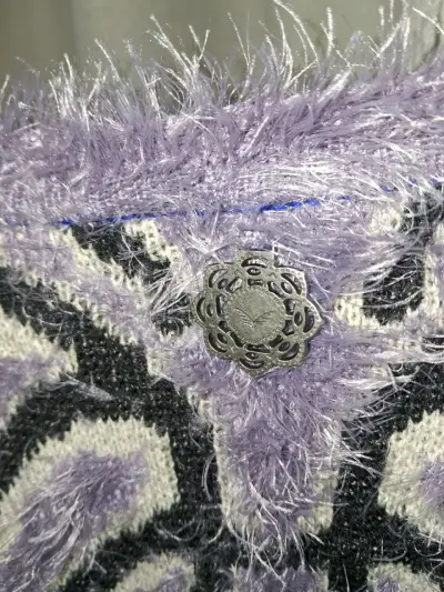 SuéterRapspdia.   Peludo morado y negro - miniatura 4
