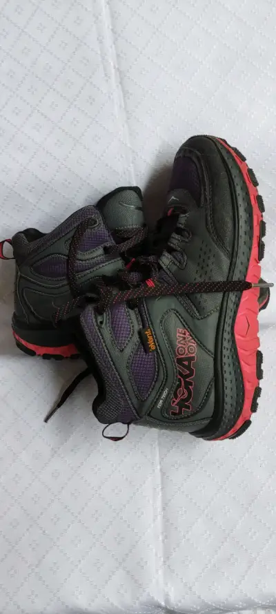 Botas trekking gris y rojo - miniatura 1