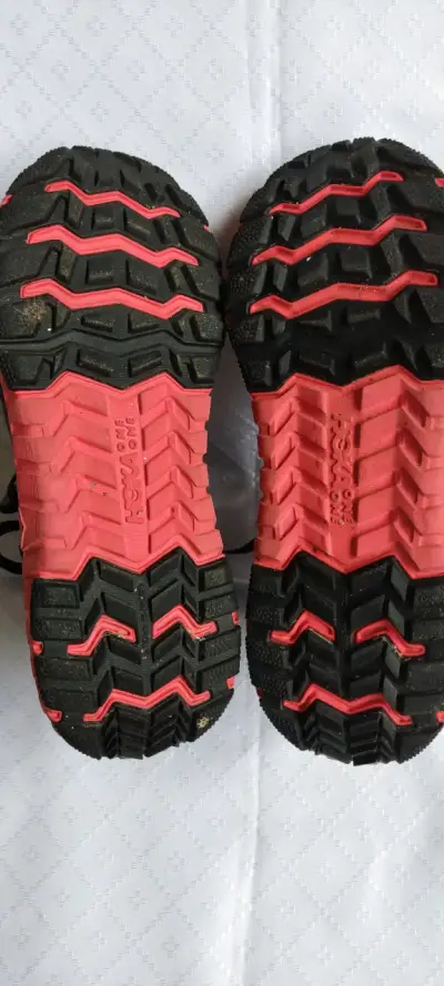 Botas trekking gris y rojo - miniatura 3