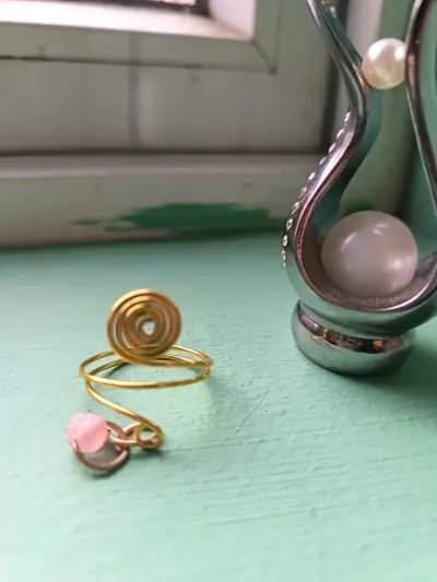 Anillo de alambre dorado - miniatura 1