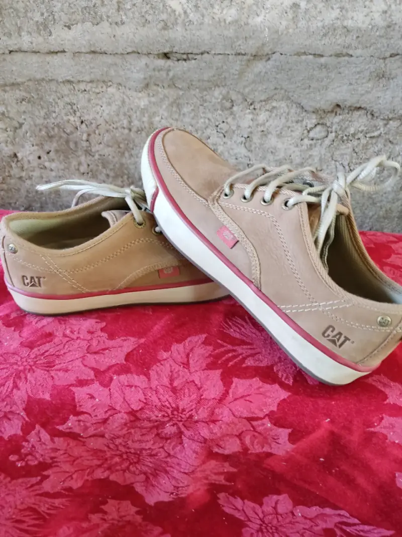 Zapatillas CAT beige con cordones - 1