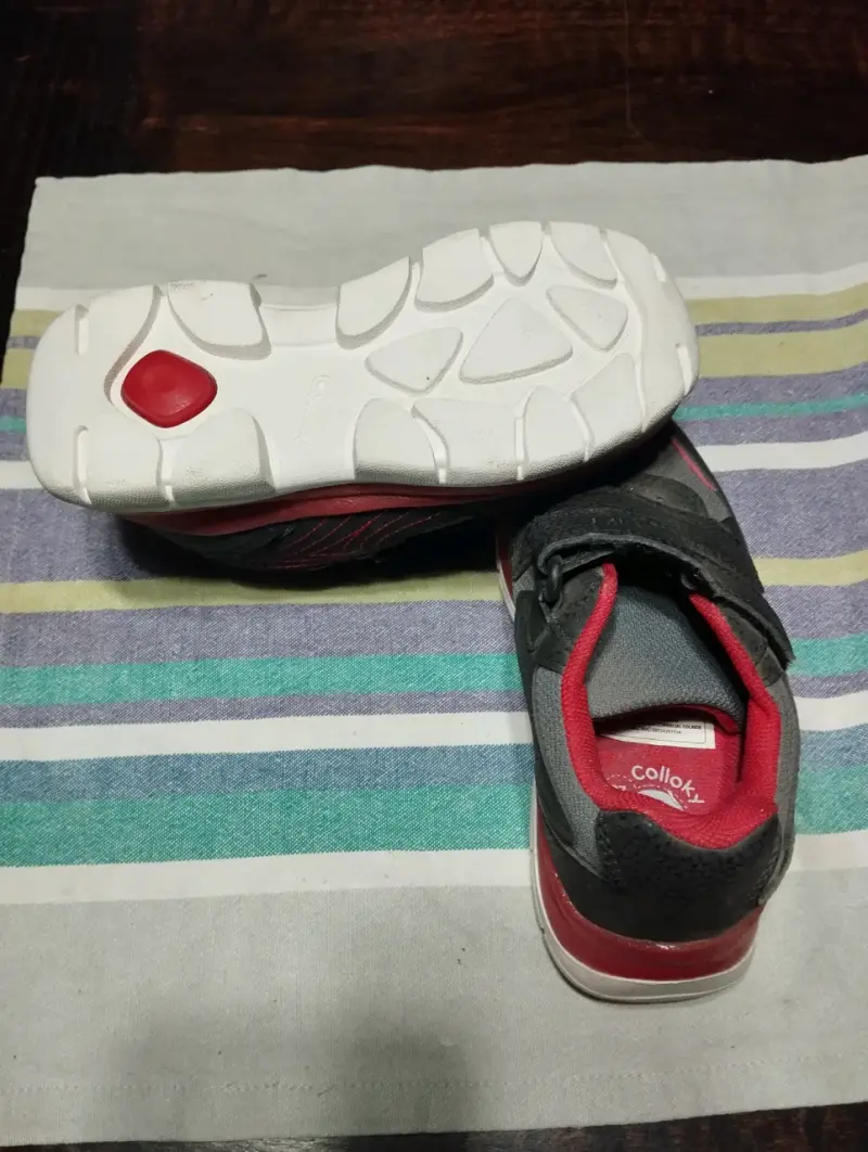 Zapatillas deportivas gris y rojo - 1