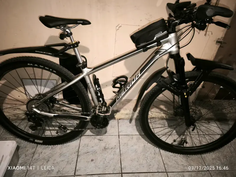 Bicicleta de montaña Merida gris
