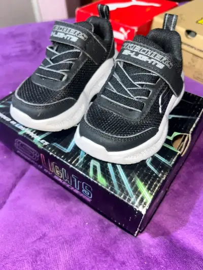 Zapatillas infantiles Skechers negras - miniatura 2