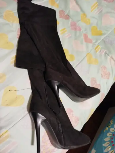 Botas largas negras de tacón alto - miniatura 4