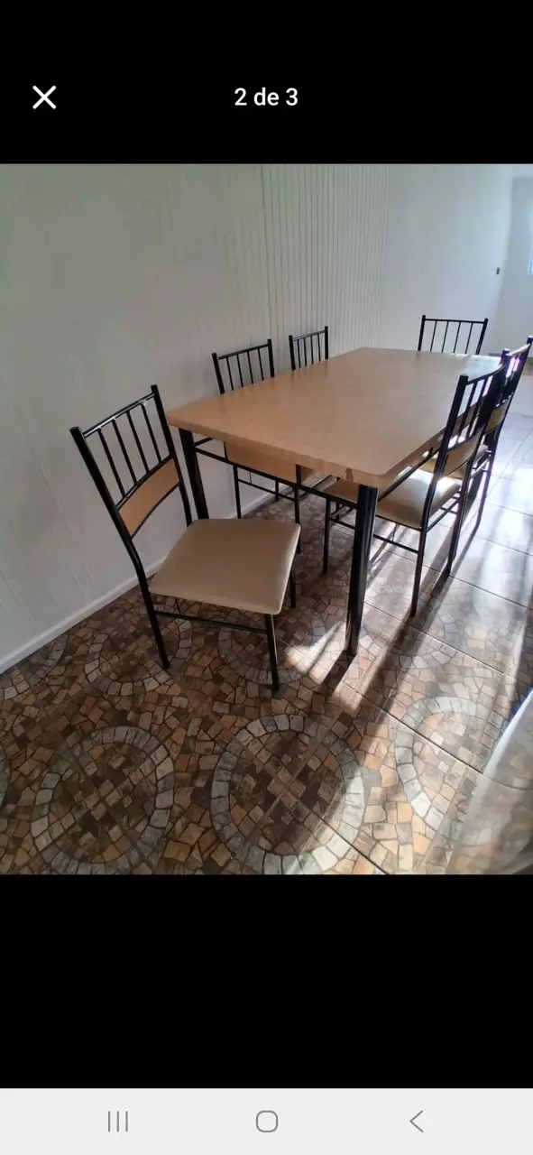Mesa comedor con sillas negras - 2