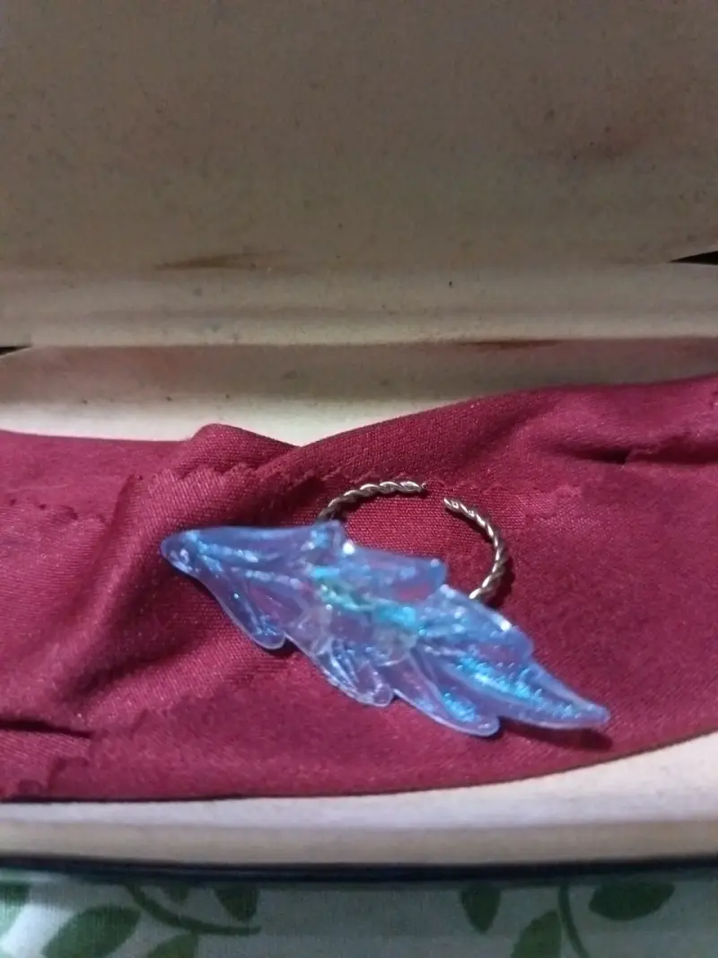 Anillo con diseño de ala azul