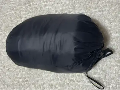 Abrigo acolchado negro con capucha - miniatura 2