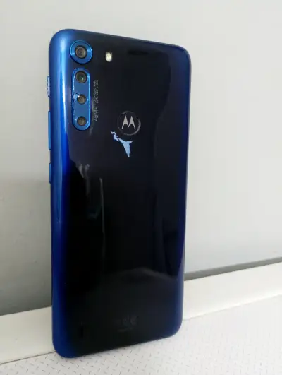 Smartphone Motorola con pantalla grande - miniatura 2