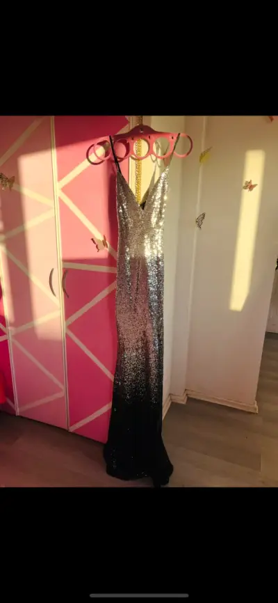 Vestido elegante con lentejuelas - miniatura 1
