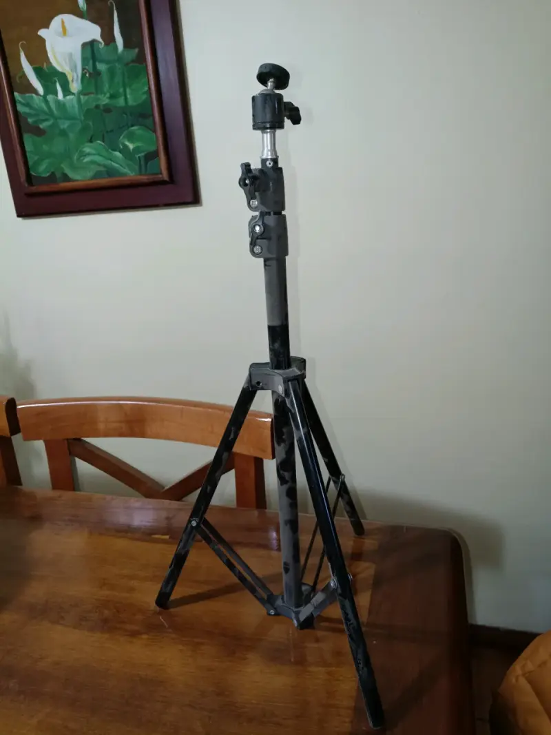 Trípode metálico ajustable
