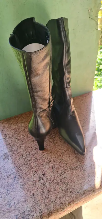 Botas negras de cuero elegantes - miniatura 1