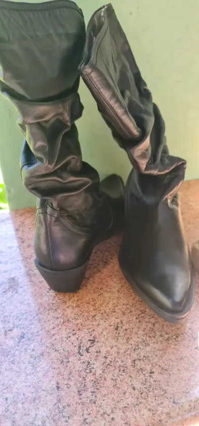 Botas negras de cuero elegantes - miniatura 6