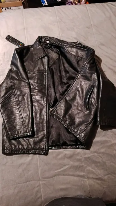 Chaqueta de cuero negra - miniatura 1