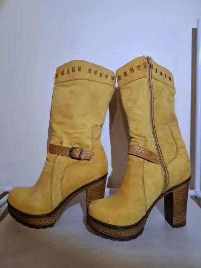Botas de tacón color mostaza - miniatura 1