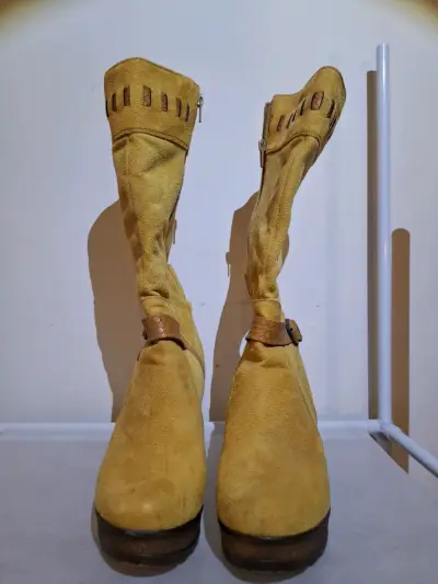 Botas de tacón color mostaza - miniatura 2