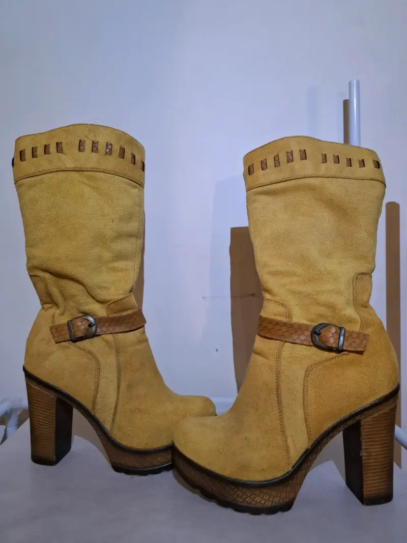 Botas de tacón color mostaza - 3