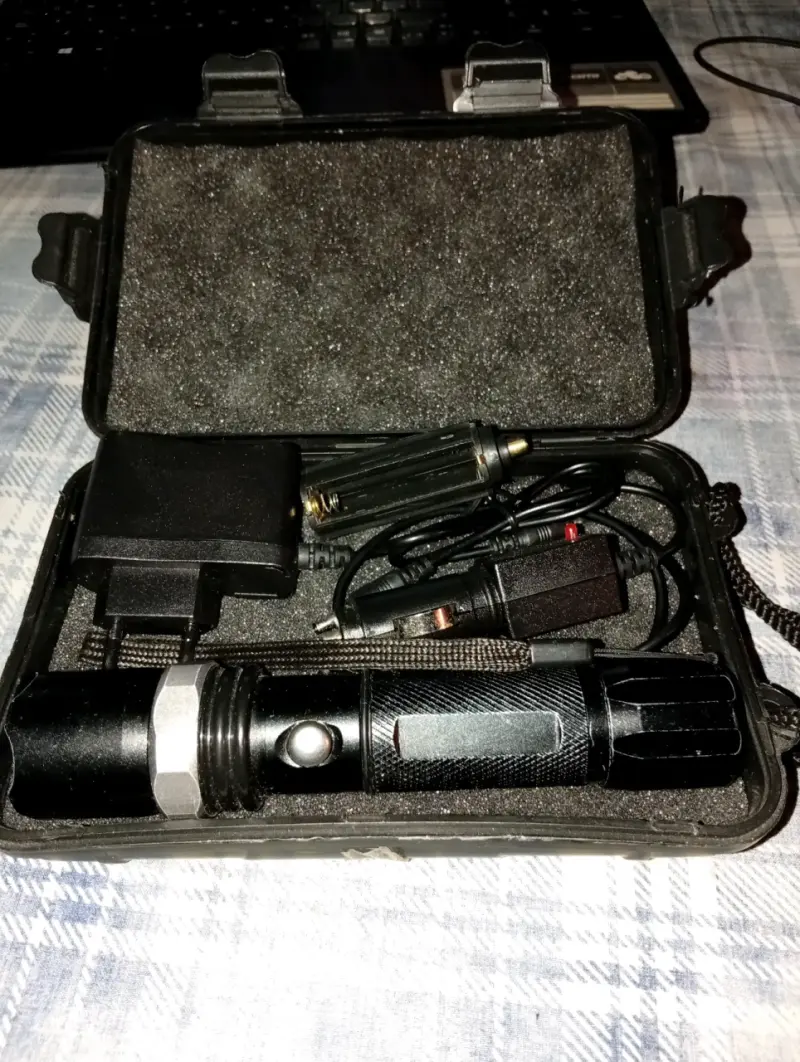 Linterna LED recargable con estuche - 1
