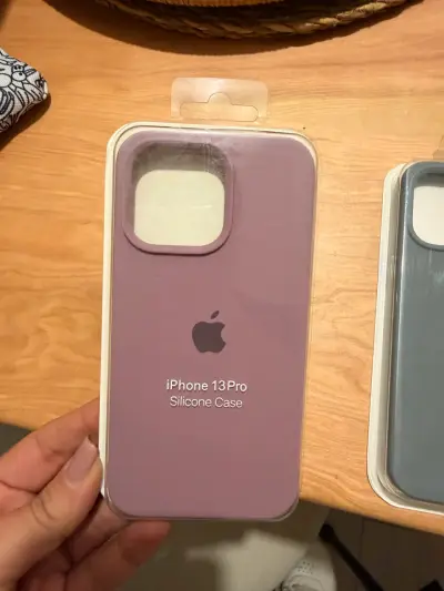 Funda silicona para iPhone 13 Pro morada o verde - miniatura 1