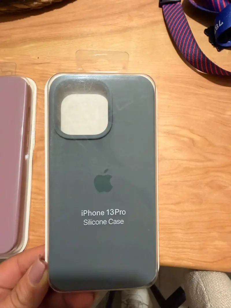 Funda silicona para iPhone 13 Pro morada o verde - 2