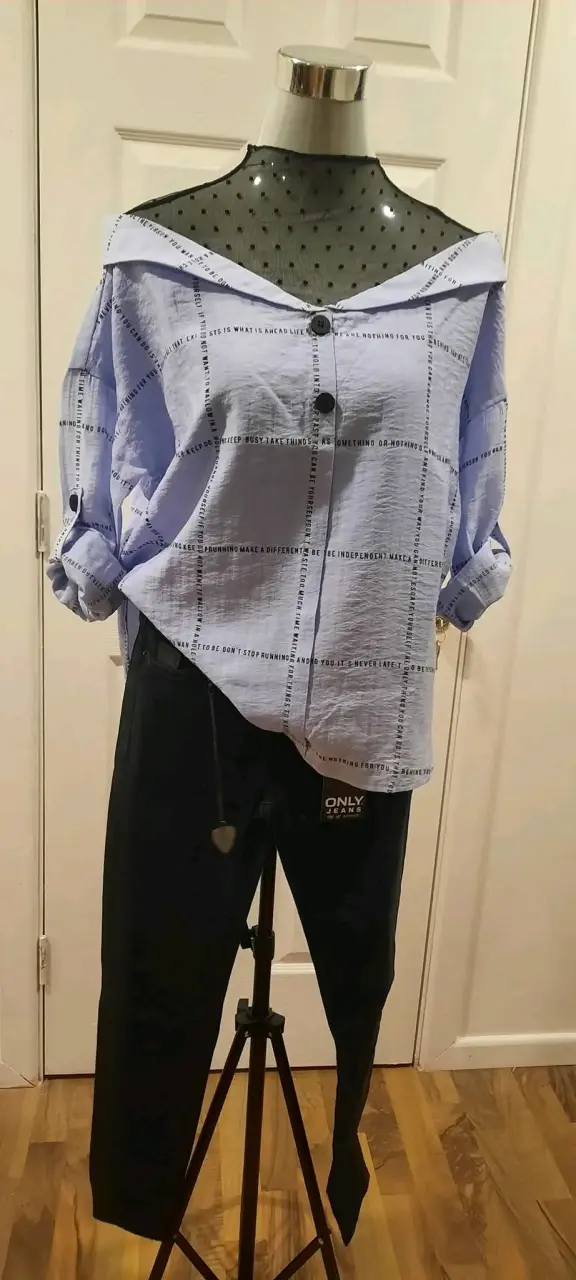 Blusa holgada azul estampada