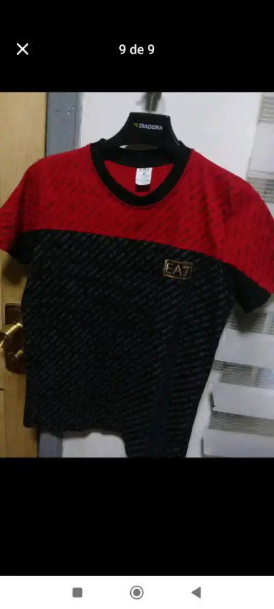 Polera bicolor EA7 roja y negra - miniatura 1