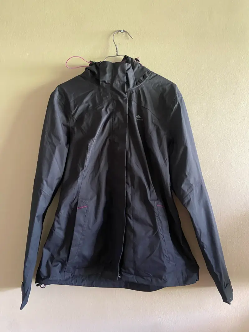 Chaqueta impermeable negra