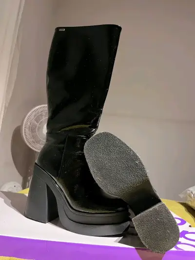 Botas negras de tacón alto - miniatura 1