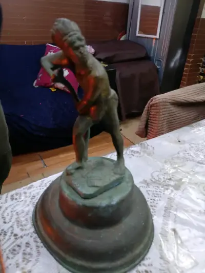 Estatua de bronce antigua - miniatura 1