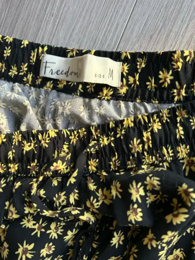 Falda floreada negra y amarilla - miniatura 2