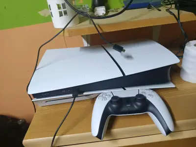 Consola de videojuegos blanca con mando - miniatura 1