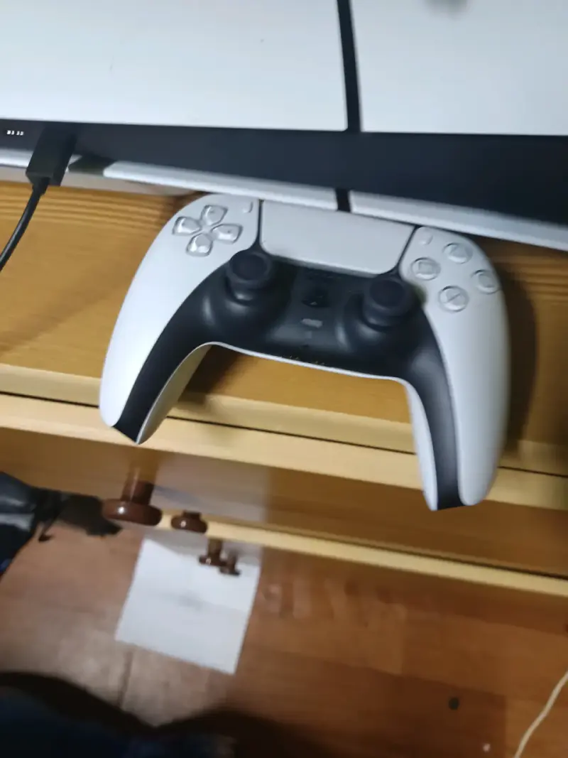 Consola de videojuegos blanca con mando - 2