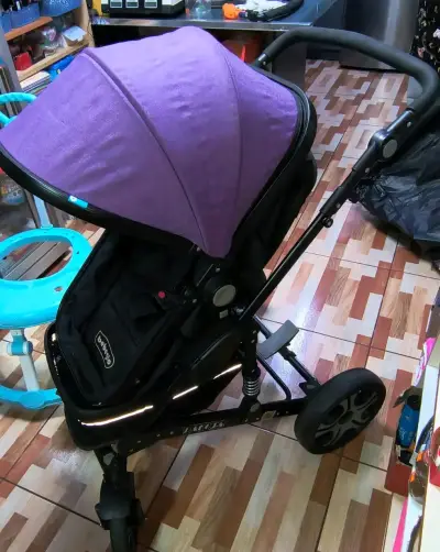 Coche de bebé violeta - miniatura 1