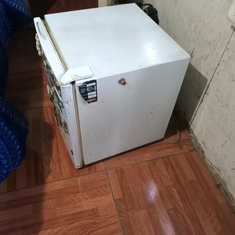 Mini refrigerador blanco usado en excelente estado - 1