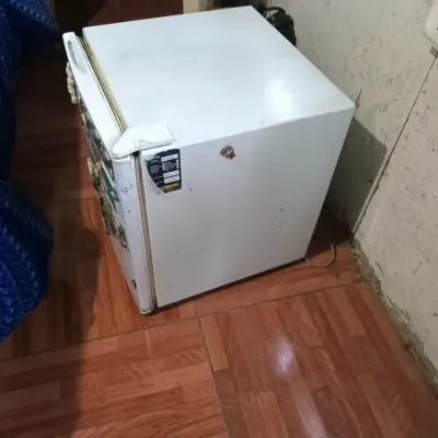 Mini refrigerador blanco usado en excelente estado - miniatura 1