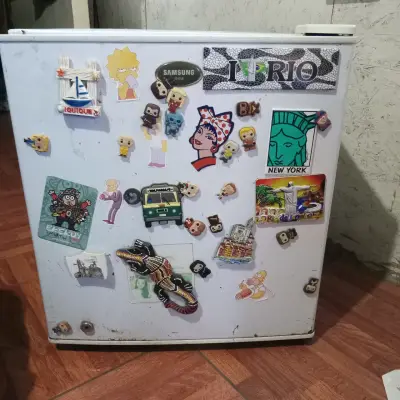 Mini refrigerador blanco usado en excelente estado - miniatura 2