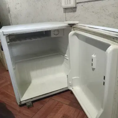 Mini refrigerador blanco usado en excelente estado - miniatura 3