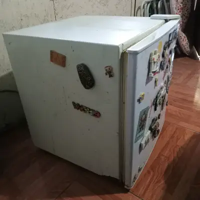 Mini refrigerador blanco usado en excelente estado - miniatura 4