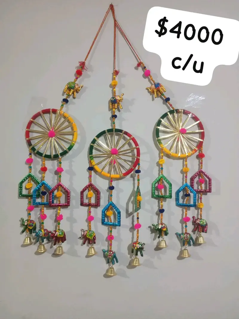 Colgante decorativo colorido con elefantes
