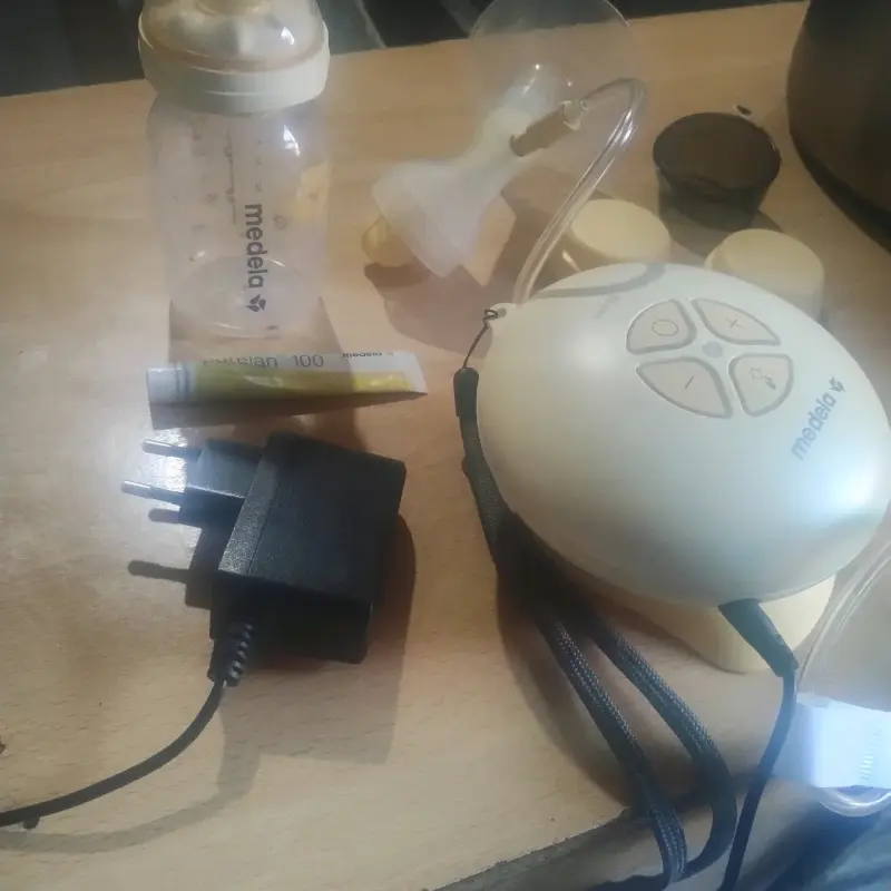 Extractor de leche Medela con accesorios - 1