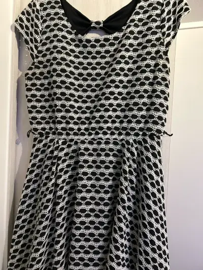 Vestido blanco y negro con lazo - miniatura 1