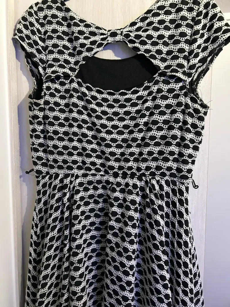 Vestido blanco y negro con lazo - 2