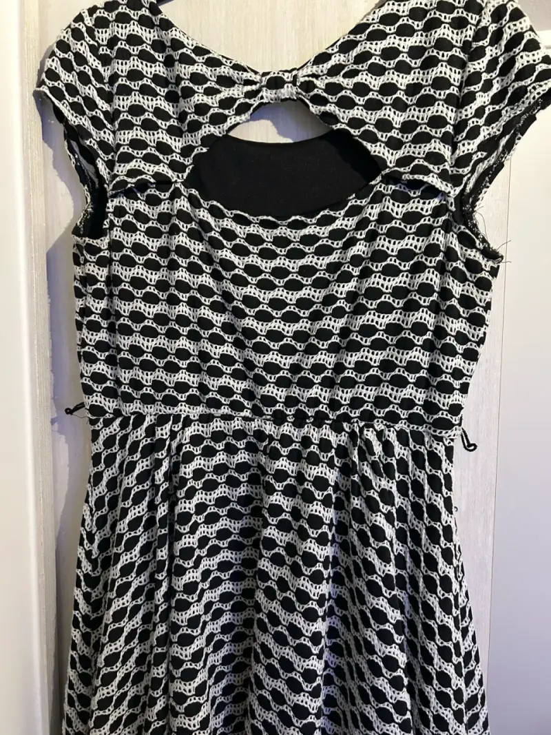 Vestido blanco y negro con lazo - 3