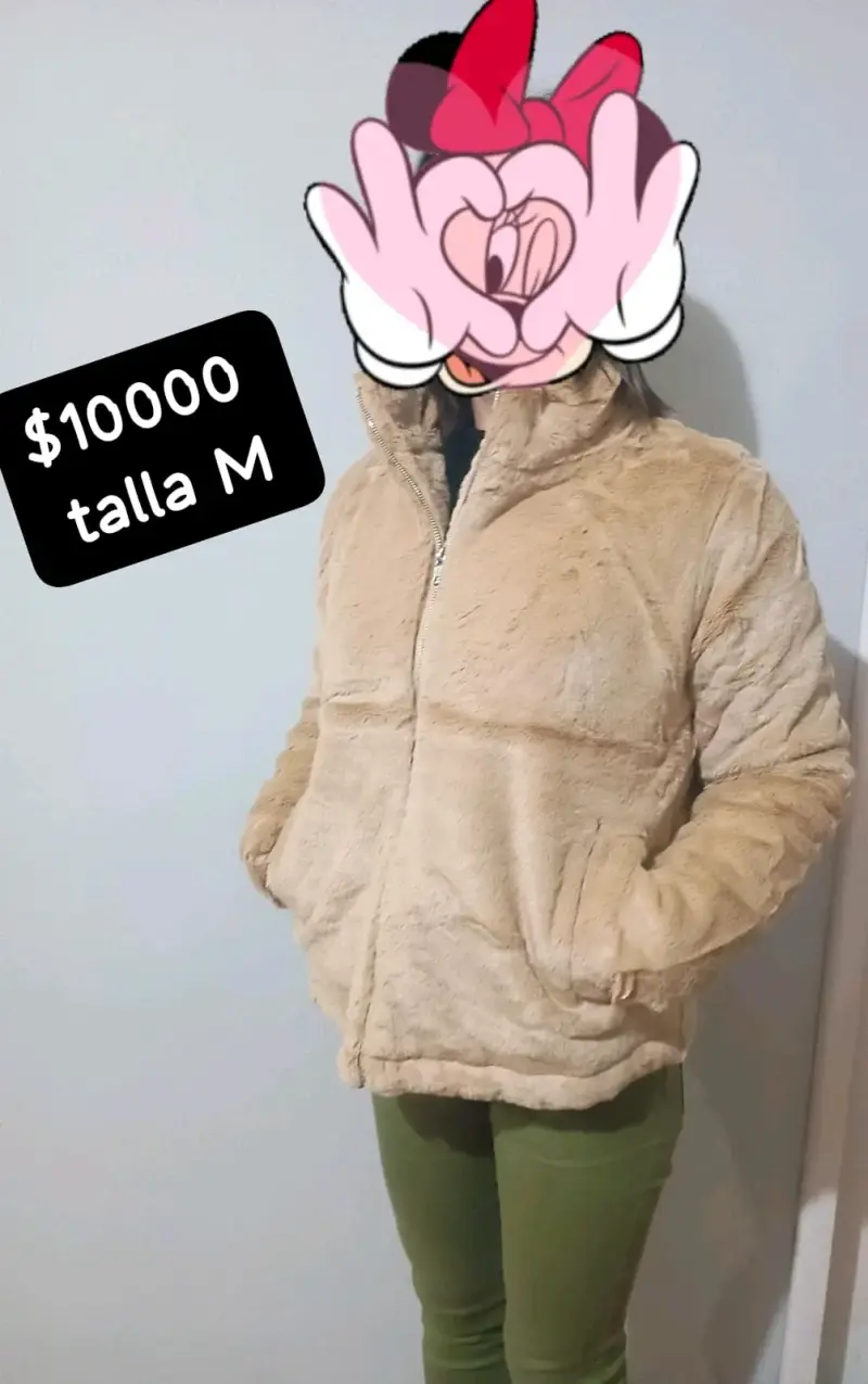 Chaqueta peluda beige con cierre