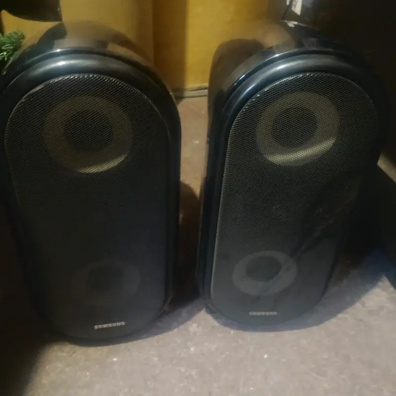 Parlantes Samsung negros - 1