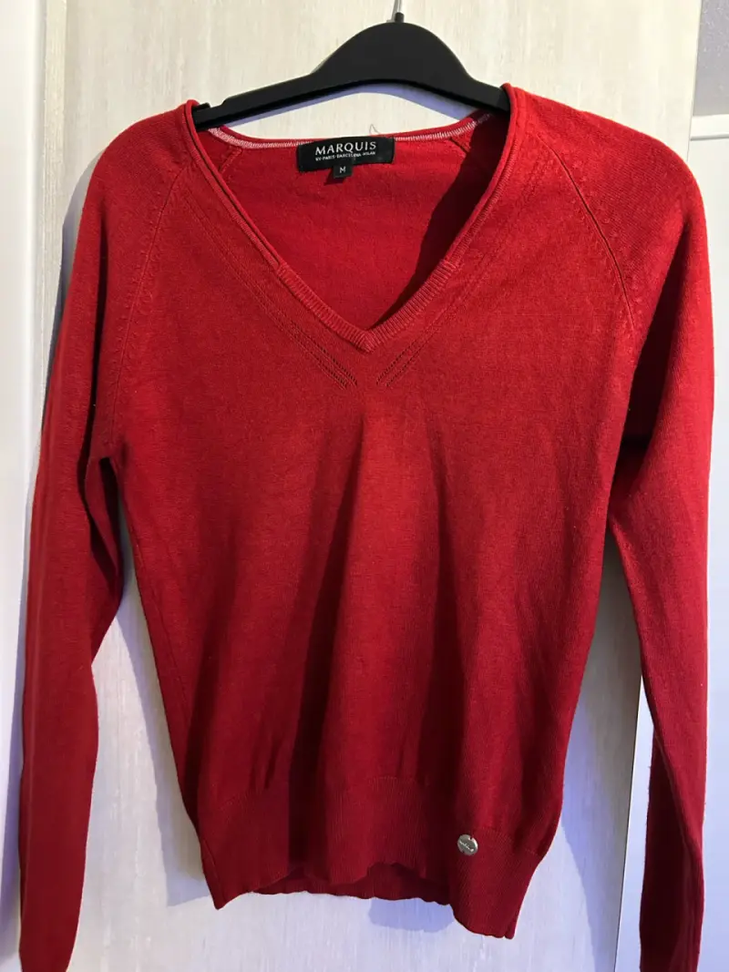 Suéter rojo cuello en V - 1